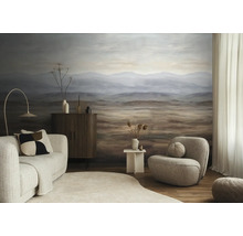 Moderne woonkamer met fotobehang van een berglandschap, een getextureerde bank en een bijpassende fauteuil.