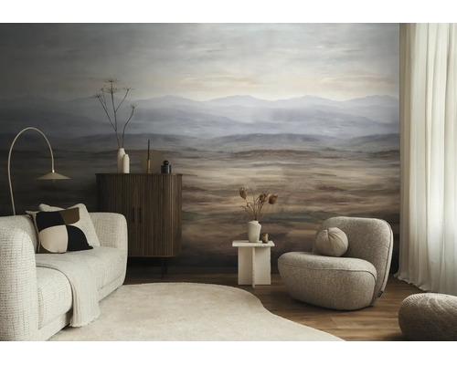 Moderne woonkamer met fotobehang van een berglandschap, een getextureerde bank en een bijpassende fauteuil.