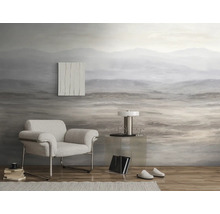 Modern fotobehang met een abstract berglandschap in grijstinten in een minimalistisch ingerichte woonkamer.