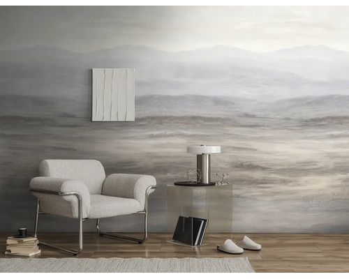 Modern fotobehang met een abstract berglandschap in grijstinten in een minimalistisch ingerichte woonkamer.