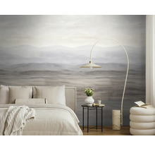 Modern fotobehang met berglandschap in een lichte slaapkamer met bed, booglamp en bijzettafel.