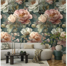 Vliesbehang met groot pioenroosmotief in een modern ingerichte woonkamer met bank en salontafel.