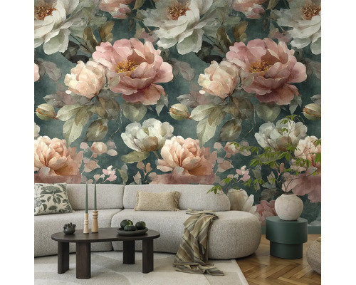 Vliesbehang met groot pioenroosmotief in een modern ingerichte woonkamer met bank en salontafel.