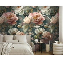 Slaapkamer met bloemenbehang met grote pioenrozen in roze en wit op een donkere achtergrond, een wit bed en een booglamp.