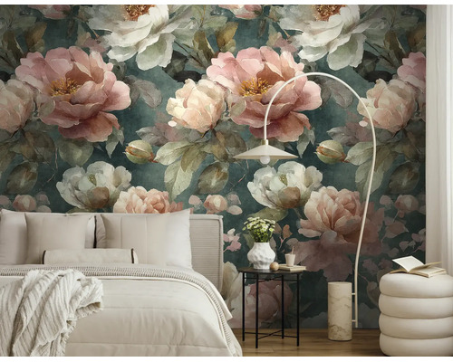 Slaapkamer met bloemenbehang met grote pioenrozen in roze en wit op een donkere achtergrond, een wit bed en een booglamp.
