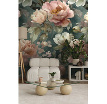 Fotobehang met groot bloemenpatroon in aquarelstijl in een modern ingerichte woonkamer met witte fauteuil en glazen tafel.