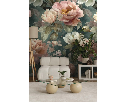 Fotobehang met groot bloemenpatroon in aquarelstijl in een modern ingerichte woonkamer met witte fauteuil en glazen tafel.