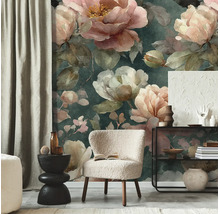 Fotobehang met grote, geschilderde pioenrozen in roze en crème op een donkere achtergrond, gecombineerd met een moderne fauteuil en stellingkast.