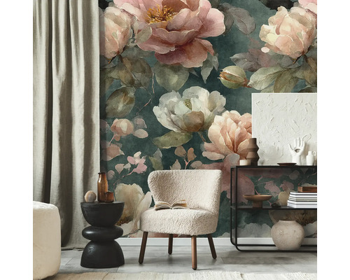 Fotobehang met grote, geschilderde pioenrozen in roze en crème op een donkere achtergrond, gecombineerd met een moderne fauteuil en stellingkast.