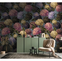 Modern interieur met fotobehang met hortensia-motief, een groen dressoir en een fauteuil.