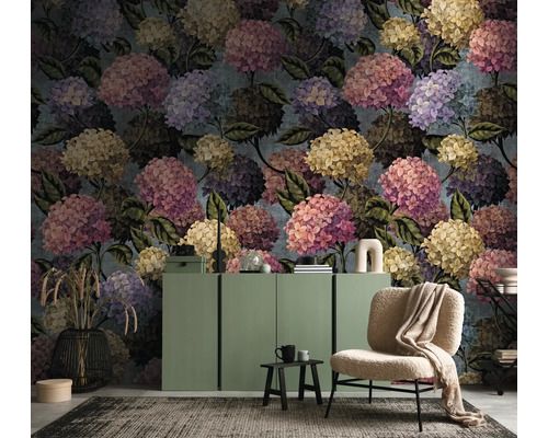 Modern interieur met fotobehang met hortensia-motief, een groen dressoir en een fauteuil.