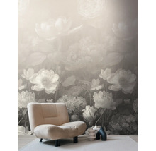 Fotobehang met groot bloemenpatroon in vintage stijl, beige beklede fauteuil op licht tapijt in een lichte kamer.