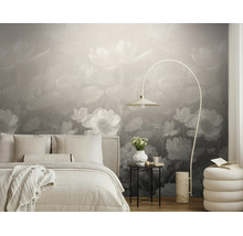 Moderne slaapkamer met fotobehang met grote bloemmotieven in grijstinten, een licht bed, een booglamp en een bijzettafel.