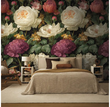 Fotobehang met groot bloemenpatroon van rozen en pioenen in de slaapkamer achter een bed met beige beddengoed.