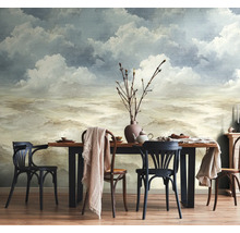 Fotobehang met een artistiek wolken- en luchtlandschap in een eetkamer met houten tafel en stoelen.