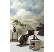 Vliesbehang met geschilderd wolkenlandschap in een moderne woonkamer met witte bank en decoratie.