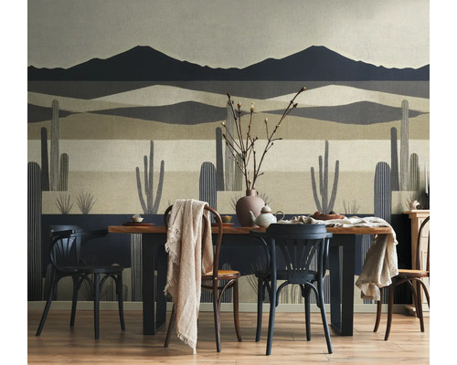 Fotobehang met woestijnlandschap, cactussen en bergen achter een houten eettafel met stoelen in een eetkamer.