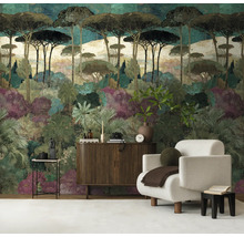 Fotobehang met mediterraan boslandschap en pijnbomen in een modern ingerichte woonkamer met witte fauteuil en houten dressoir.