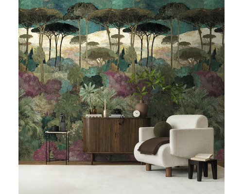 Fotobehang met mediterraan boslandschap en pijnbomen in een modern ingerichte woonkamer met witte fauteuil en houten dressoir.