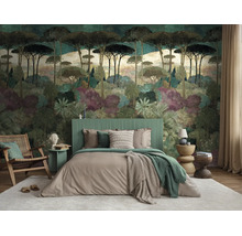Slaapkamer met fotobehang van een boslandschap. Bed met groen latten hoofdbord en beige-groen beddengoed. Houten fauteuil en licht vloerkleed.