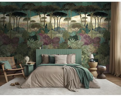 Slaapkamer met fotobehang van een boslandschap. Bed met groen latten hoofdbord en beige-groen beddengoed. Houten fauteuil en licht vloerkleed.