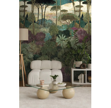 Moderne woonkamer met fotobehang van een gestileerd boslandschap met pijnbomen en palmen, een witte modulaire bank en een glazen tafel.