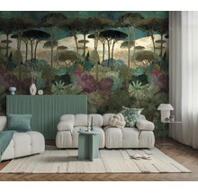 Fotobehang met een boslandschap en pijnbomen in een modern ingerichte woonkamer met een witte bank en vloerkleed.