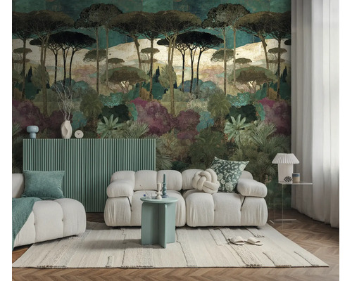 Fotobehang met een boslandschap en pijnbomen in een modern ingerichte woonkamer met een witte bank en vloerkleed.