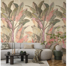 Moderne woonkamer met vliesbehang met bananenbladeren, gestoffeerde bank en houten salontafel.
