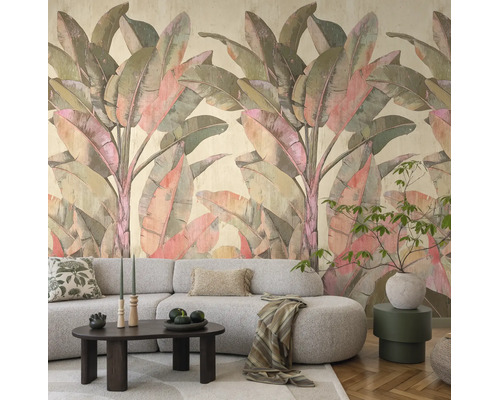 Moderne woonkamer met vliesbehang met bananenbladeren, gestoffeerde bank en houten salontafel.