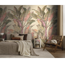Fotobehang met grote tropische bladeren in een moderne slaapkamer met houten fauteuil en licht tapijt.
