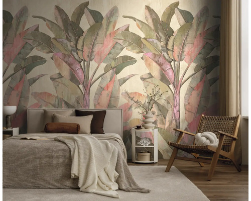 Fotobehang met grote tropische bladeren in een moderne slaapkamer met houten fauteuil en licht tapijt.