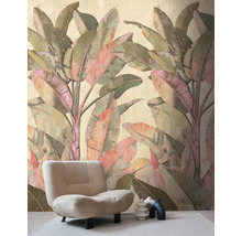 Licht ingerichte kamer met fotobehang met bananenbladmotief in vintage stijl, een fauteuil en decoratieve vazen.