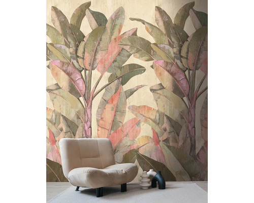 Licht ingerichte kamer met fotobehang met bananenbladmotief in vintage stijl, een fauteuil en decoratieve vazen.