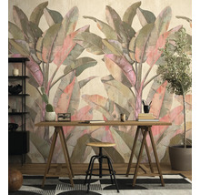 Fotobehang met grote bananenbladeren in een werkkamer met schraagbureau, kruk, planken en een grote kamerplant.