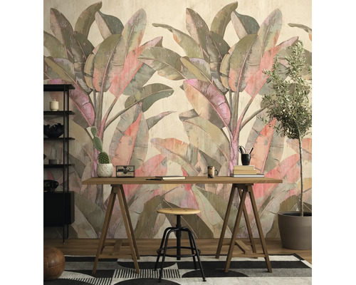 Fotobehang met grote bananenbladeren in een werkkamer met schraagbureau, kruk, planken en een grote kamerplant.