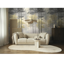 Moderne woonkamer met fotobehang met bosmotief, een lichte gestoffeerde bank, een golvend vloerkleed en een bijzettafel.
