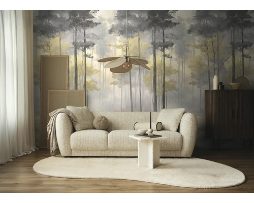 Moderne woonkamer met fotobehang met bosmotief, een lichte gestoffeerde bank, een golvend vloerkleed en een bijzettafel.