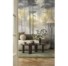 Fotobehang met bosmotief in een moderne woonkamer, impressionistische stijl met hoge bomen, lichte bank en donkere houten salontafel.