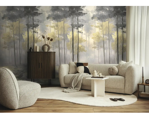 Moderne woonkamer met bos fotobehang, een licht getextureerde bank, een donker dressoir en een minimalistische witte salontafel.