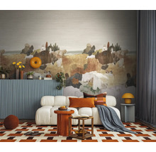 Fotobehang met abstract landschapsmotief in aardetinten in een modern ingerichte woonkamer met witte bank en tapijt met patroon.