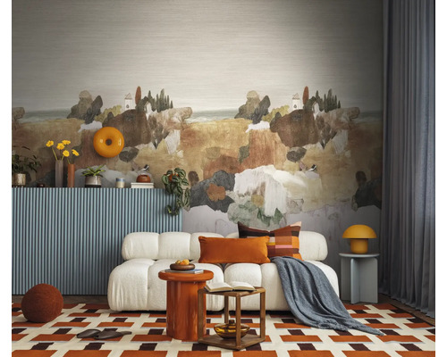 Fotobehang met abstract landschapsmotief in aardetinten in een modern ingerichte woonkamer met witte bank en tapijt met patroon.