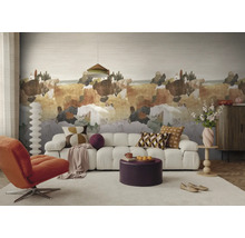 Moderne woonkamer met abstract landschap-fotobehang, een witte modulaire bank, oranje fauteuil en paarse hocker.