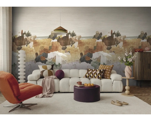 Moderne woonkamer met abstract landschap-fotobehang, een witte modulaire bank, oranje fauteuil en paarse hocker.