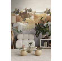 Woonkamer met fotobehang met abstract landschapsontwerp, witte gestoffeerde fauteuil, glazen salontafel en kamerplanten.