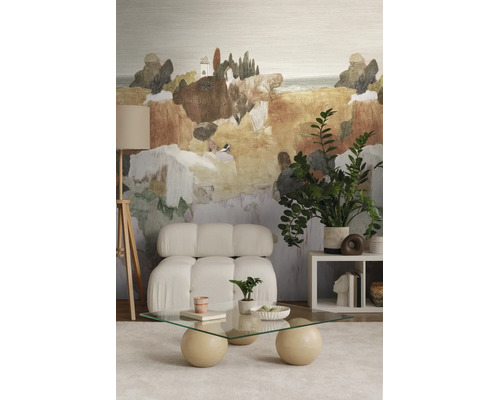 Woonkamer met fotobehang met abstract landschapsontwerp, witte gestoffeerde fauteuil, glazen salontafel en kamerplanten.