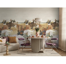 Moderne woonruimte met artistiek fotobehang, ronde eettafel, paarse sledestoelen en beige bank in een lichte sfeer.
