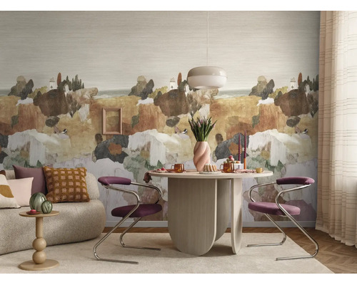 Moderne woonruimte met artistiek fotobehang, ronde eettafel, paarse sledestoelen en beige bank in een lichte sfeer.