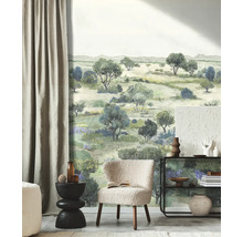 Fotobehang met geschilderd landschapsmotief van bomen en struiken in een modern ingerichte woonkamer met fauteuil en wandplank.