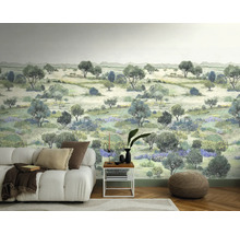 Vliesbehang met mediterraan landschapsmotief in aquarelstijl in een moderne woonkamer met witte bank en houten vloer.